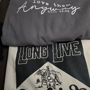 Gildan Gray and Cream Graphic Sweatshirt Lot